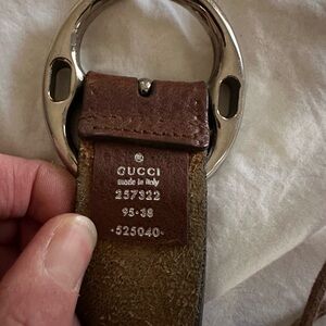 Gucci belt in brown leather. Silver buckle. Size 95-38